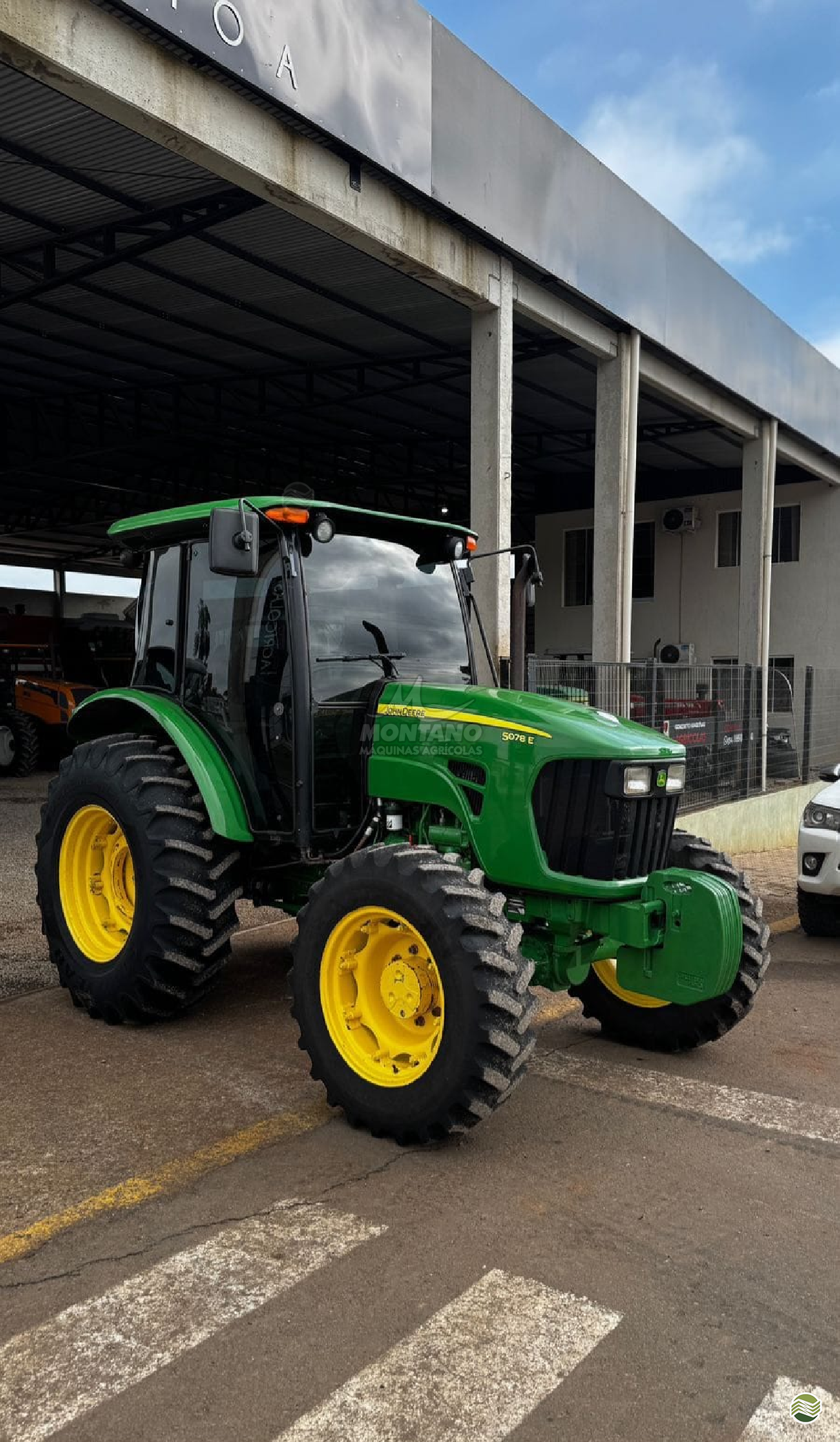 TRATOR JOHN DEERE JOHN DEERE 5078E Tração 4x4 Montano Máquinas Agrícolas LAGOA VERMELHA RIO GRANDE DO SUL RS